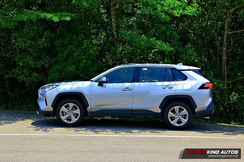百萬中型休旅主流戰場! 《Ford Kuga EcoBoost 180 旗艦型》 vs. 《Toyota RAV4 2.0旗艦型》 百萬中型休旅主流戰場! 《Ford Kuga EcoBoost 180 旗艦型》 vs. 《Toyota RAV4 2.0旗艦型》