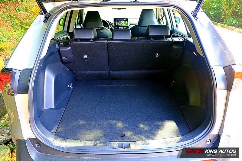 百萬中型休旅主流戰場! PART.2 配備與空間篇 《Ford Kuga EcoBoost 180 旗艦型》 vs. 《Toyot 百萬中型休旅主流戰場! PART.2 配備與空間篇 《Ford Kuga EcoBoost 180 旗艦型》 vs. 《Toyot