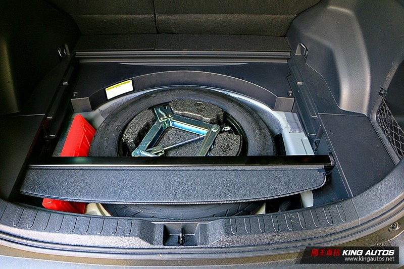 百萬中型休旅主流戰場! PART.2 配備與空間篇 《Ford Kuga EcoBoost 180 旗艦型》 vs. 《Toyot 百萬中型休旅主流戰場! PART.2 配備與空間篇 《Ford Kuga EcoBoost 180 旗艦型》 vs. 《Toyot