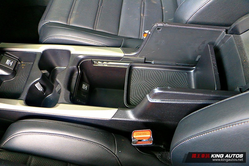 百萬中型休旅主流戰場! PART.4 總結篇 《Ford Kuga EcoBoost 180 旗艦型》 vs. 《Toyota R 百萬中型休旅主流戰場! PART.4 總結篇 《Ford Kuga EcoBoost 180 旗艦型》 vs. 《Toyota R