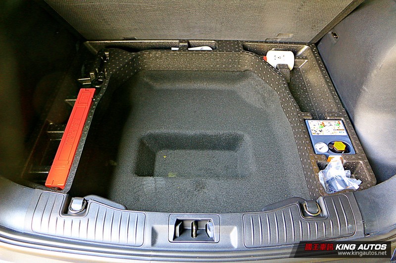 百萬中型休旅主流戰場! PART.2 配備與空間篇 《Ford Kuga EcoBoost 180 旗艦型》 vs. 《Toyot 百萬中型休旅主流戰場! PART.2 配備與空間篇 《Ford Kuga EcoBoost 180 旗艦型》 vs. 《Toyot
