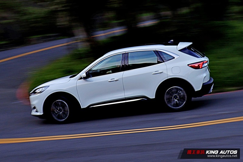 百萬中型休旅主流戰場! PART.3 動力駕馭篇 《Ford Kuga EcoBoost 180 旗艦型》 vs. 《Toyota 百萬中型休旅主流戰場! PART.3 動力駕馭篇 《Ford Kuga EcoBoost 180 旗艦型》 vs. 《Toyota