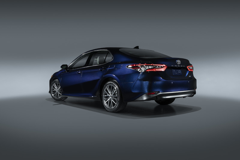2021年式《Toyota Camry》不只變臉 首搭懸浮式螢幕與TSS 2.5+安全科技