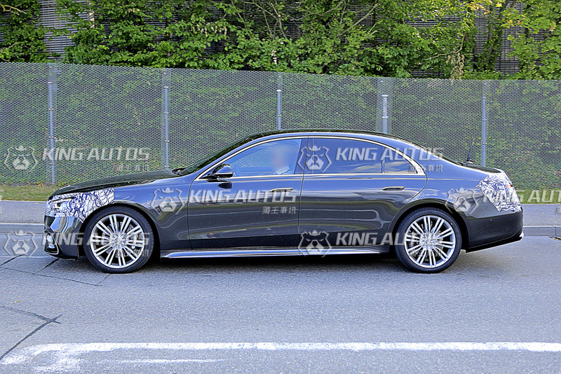 《Mercedes-Benz New S-Class》 全新大改款間諜照再次現身!低偽裝程度僅剩頭尾部位! 《Mercedes-Benz New S-Class》 全新大改款間諜照再次現身!低偽裝程度僅剩頭尾部位!