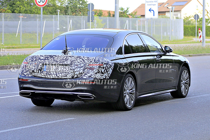 《Mercedes-Benz New S-Class》 全新大改款間諜照再次現身!低偽裝程度僅剩頭尾部位! 《Mercedes-Benz New S-Class》 全新大改款間諜照再次現身!低偽裝程度僅剩頭尾部位!