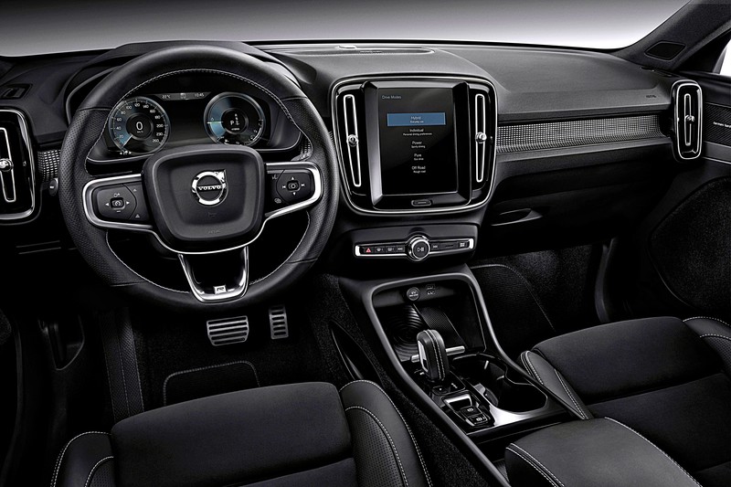 「選車東西軍」之《Mercedes-Benz GLA》或《Volvo XC40》? 歐系高級跨界小休旅、價差2萬元,你偏好哪一款? 「選車東西軍」之《Mercedes-Benz GLA》或《Volvo XC40》? 歐系高級跨界小休旅、價差2萬元,你偏好哪一款?