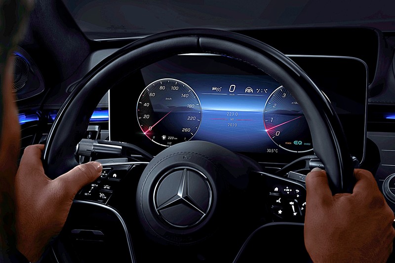《Mercedes-Benz New S-Class》 全新第7代S-Class將搭載具備擴增實境功能的AR-HUD抬頭顯示器(內 《Mercedes-Benz New S-Class》 全新第7代S-Class將搭載具備擴增實境功能的AR-HUD抬頭顯示器(內