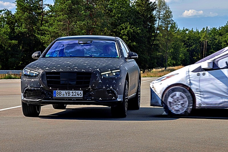 《Mercedes-Benz New S-Class》 全新第7代S-Class能自動提升車高來應對側撞!更有縮小迴轉半徑的後軸轉 《Mercedes-Benz New S-Class》 全新第7代S-Class能自動提升車高來應對側撞!更有縮小迴轉半徑的後軸轉
