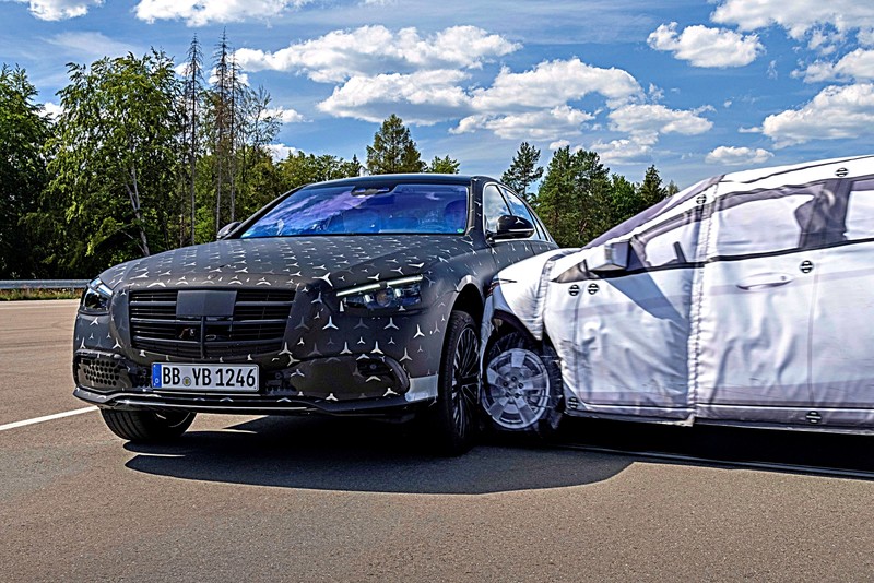 《Mercedes-Benz New S-Class》 全新第7代S-Class能自動提升車高來應對側撞!更有縮小迴轉半徑的後軸轉 《Mercedes-Benz New S-Class》 全新第7代S-Class能自動提升車高來應對側撞!更有縮小迴轉半徑的後軸轉
