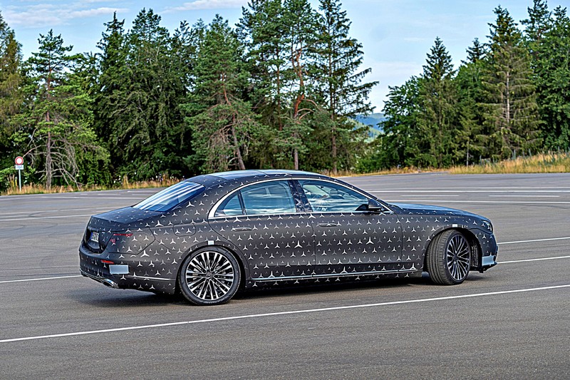 《Mercedes-Benz New S-Class》 全新第7代S-Class將搭載具備擴增實境功能的AR-HUD抬頭顯示器(內 《Mercedes-Benz New S-Class》 全新第7代S-Class將搭載具備擴增實境功能的AR-HUD抬頭顯示器(內
