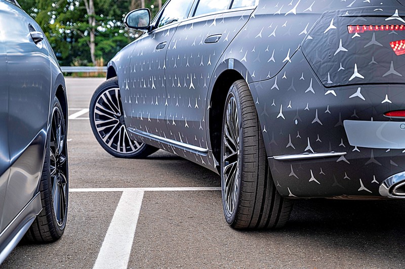《Mercedes-Benz New S-Class》 全新第7代S-Class能自動提升車高來應對側撞!更有縮小迴轉半徑的後軸轉 《Mercedes-Benz New S-Class》 全新第7代S-Class能自動提升車高來應對側撞!更有縮小迴轉半徑的後軸轉
