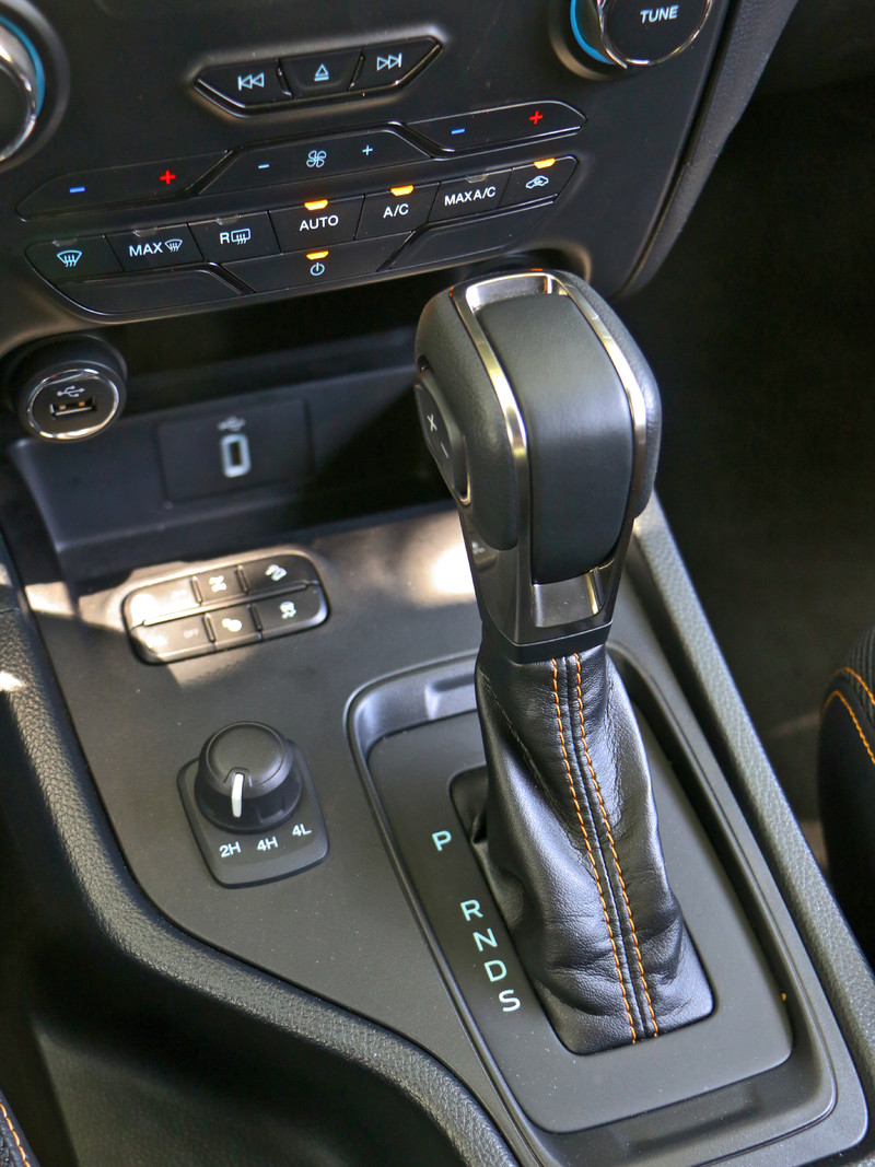《Ford Ranger 德州騎兵版》隔音好、配備佳|衝著《海力士Hilux》而來!同場加映《職人版》 《Ford Ranger 德州騎兵版》隔音好、配備佳|衝著《海力士Hilux》而來!同場加映《職人版》