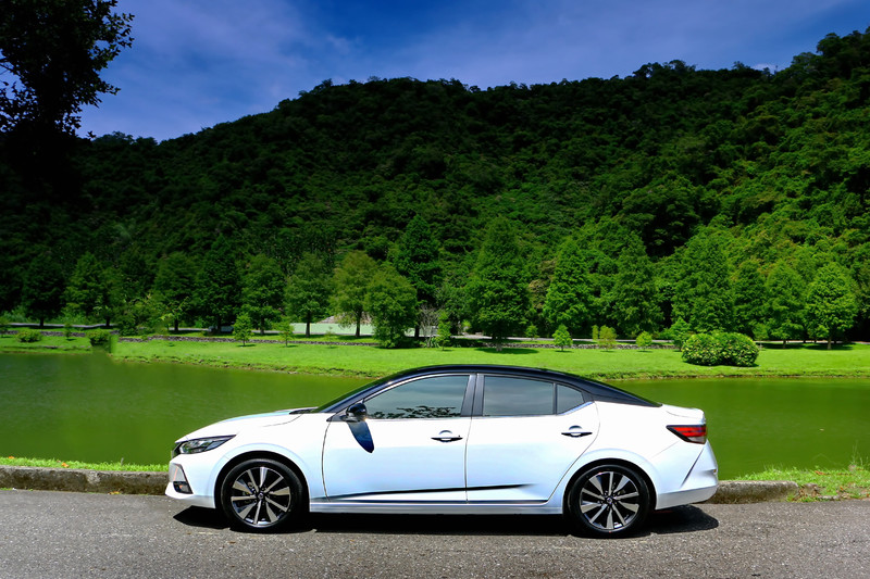 大改款《Nissan Sentra國產仙草》試駕(二)造型帥氣、配備實用、大車格局 大改款《Nissan Sentra國產仙草》試駕(二)造型帥氣、配備實用、大車格局
