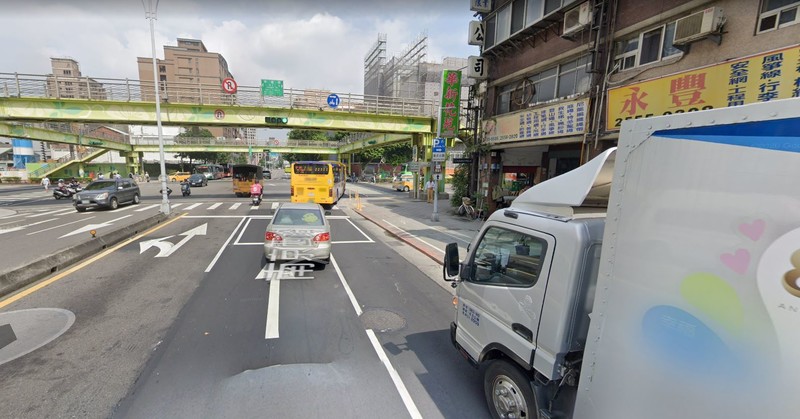 快車道可以右轉?《道路交安大解析》這樣右轉才正確 快車道可以右轉?《道路交安大解析》這樣右轉才正確