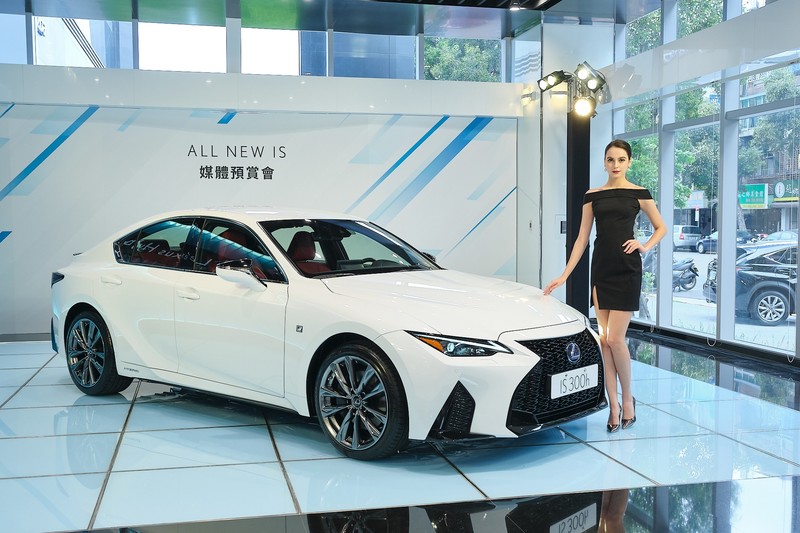全車系200萬元有找! 21年式《Lexus IS小改款》開始接單預售! 全車系200萬元有找! 21年式《Lexus IS小改款》開始接單預售!
