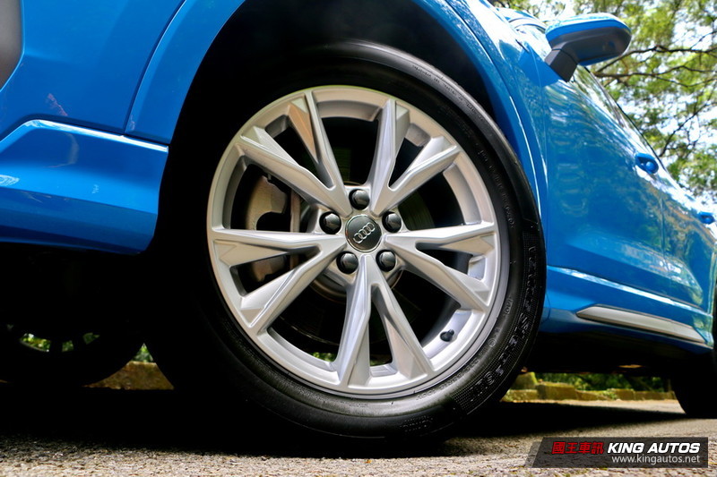 新世代《Audi Q3 40TFSI quattro》空間更大、造型更帥、安全無恙 新世代《Audi Q3 40TFSI quattro》空間更大、造型更帥、安全無恙