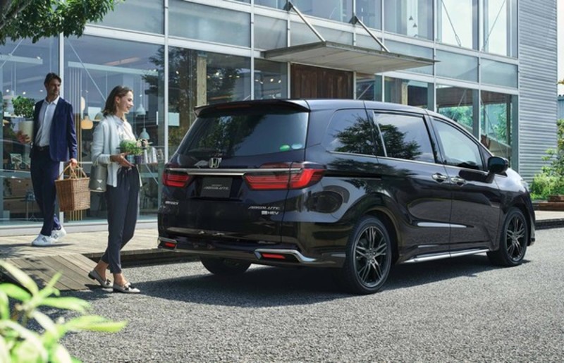 睽違7年首次亮相!《Honda Odyssey》日規版96萬元起 用手滑車門就會開 睽違7年首次亮相!《Honda Odyssey》日規版96萬元起 用手滑車門就會開