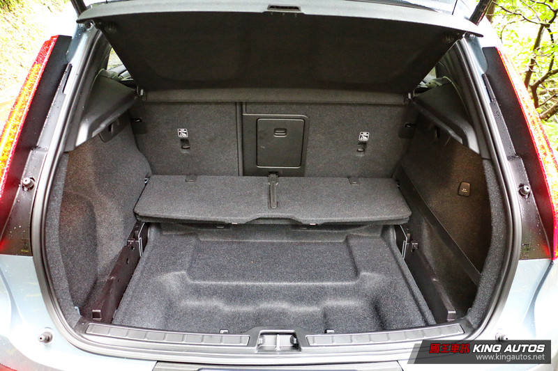 豪華家庭休旅車 起始點《Volvo XC40 T3》安全 寧靜 好開 不貴 豪華家庭休旅車 起始點《Volvo XC40 T3》安全 寧靜 好開 不貴