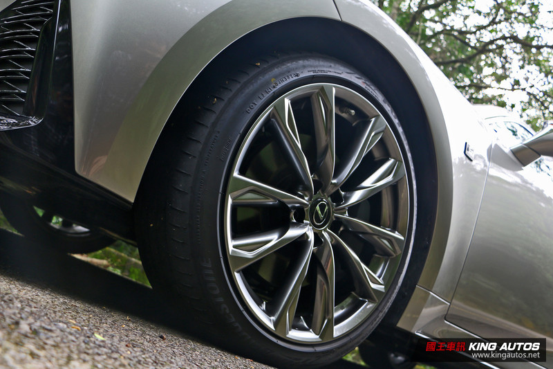 《Lexus IS 300h F Sport》操控簡直是輛Bimmer!上路前請先開啟 Sport模式 《Lexus IS 300h F Sport》操控簡直是輛Bimmer!上路前請先開啟 Sport模式