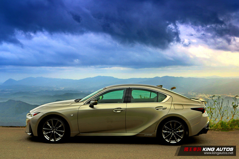 《Lexus IS 300h F Sport》操控簡直是輛Bimmer!上路前請先開啟 Sport模式 《Lexus IS 300h F Sport》操控簡直是輛Bimmer!上路前請先開啟 Sport模式