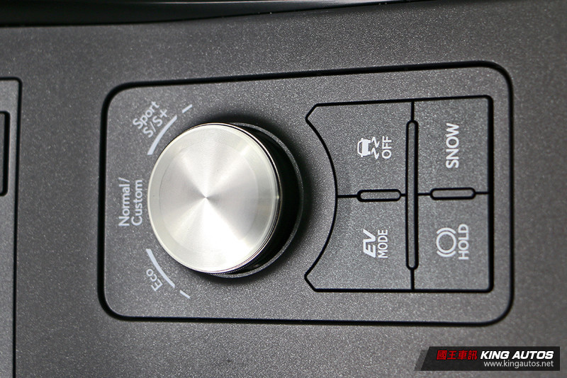 《Lexus IS 300h F Sport》操控簡直是輛Bimmer!上路前請先開啟 Sport模式 《Lexus IS 300h F Sport》操控簡直是輛Bimmer!上路前請先開啟 Sport模式