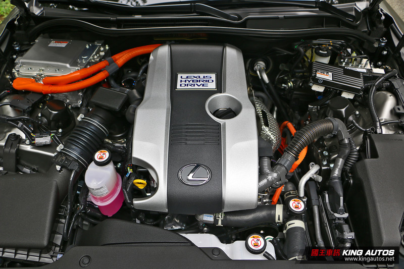 《Lexus IS 300h F Sport》操控簡直是輛Bimmer!上路前請先開啟 Sport模式 《Lexus IS 300h F Sport》操控簡直是輛Bimmer!上路前請先開啟 Sport模式