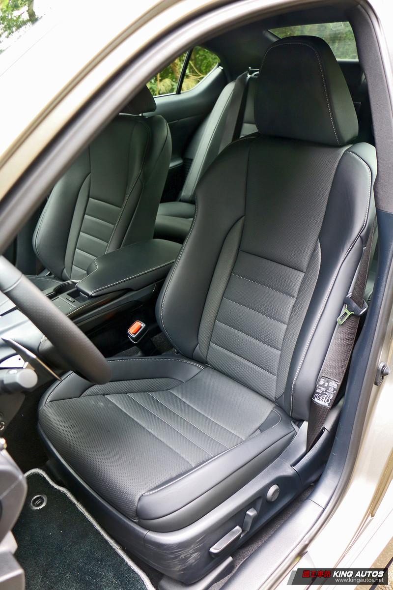 《Lexus IS 300h F Sport》操控簡直是輛Bimmer!上路前請先開啟 Sport模式 《Lexus IS 300h F Sport》操控簡直是輛Bimmer!上路前請先開啟 Sport模式