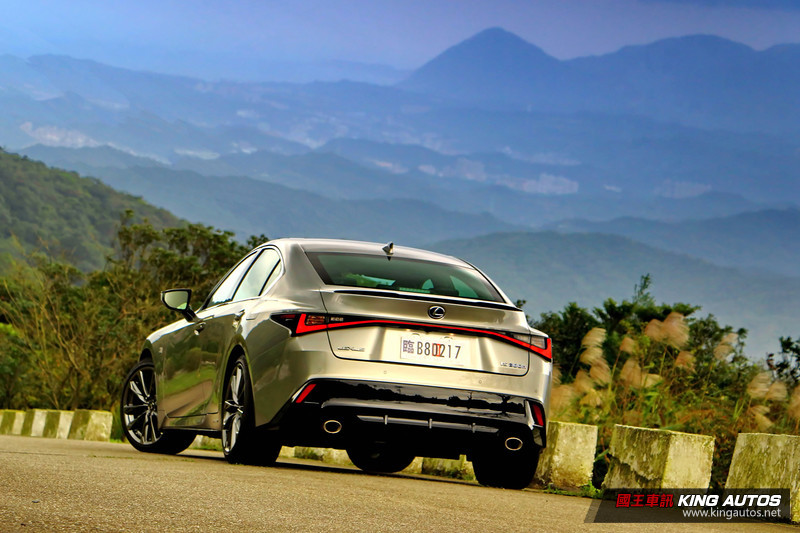 《Lexus IS 300h F Sport》操控簡直是輛Bimmer!上路前請先開啟 Sport模式 《Lexus IS 300h F Sport》操控簡直是輛Bimmer!上路前請先開啟 Sport模式