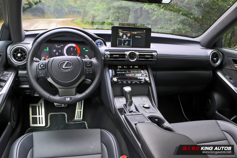 《Lexus IS 300h F Sport》操控簡直是輛Bimmer!上路前請先開啟 Sport模式 《Lexus IS 300h F Sport》操控簡直是輛Bimmer!上路前請先開啟 Sport模式