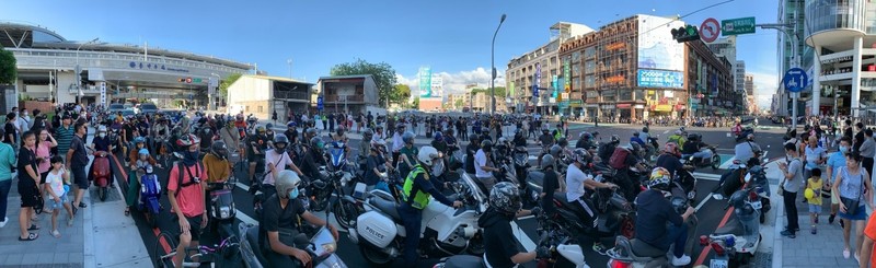 不滿兩段式左轉!機車族再度發起「待轉大富翁」 交工處:交管措施首重安全 不滿兩段式左轉!機車族再度發起「待轉大富翁」 交工處:交管措施首重安全