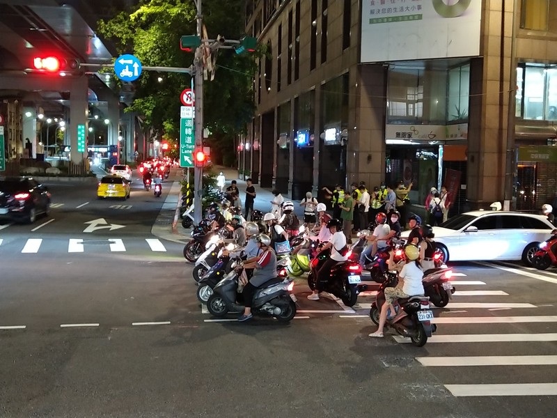 你進待轉區都打什麼燈?《二段式左轉》燈號問題熱議 警曝真相:後車離遠一點 你進待轉區都打什麼燈?《二段式左轉》燈號問題熱議 警曝真相:後車離遠一點