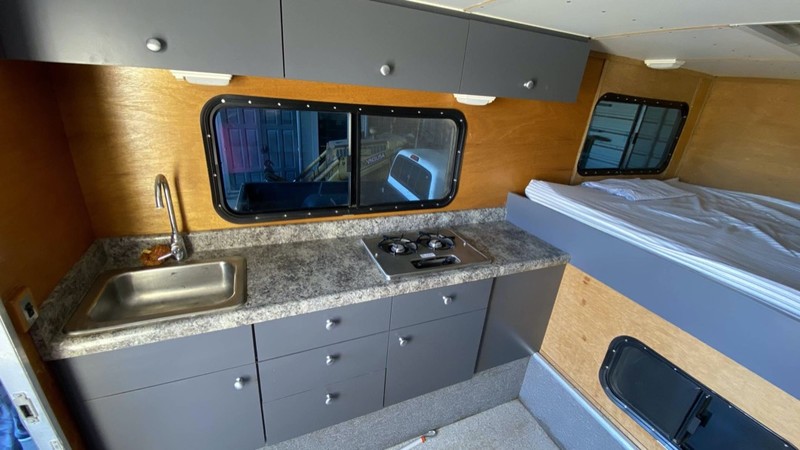 誰說悍馬只能上戰場？《Hummer H1》變身破百萬的露營車 遊山玩水也沒問題