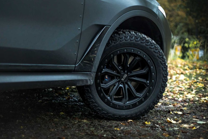 《BMW X7 Dirt Edition》換裝鉚釘皮大衣 你沒看過的越野裝甲SUV