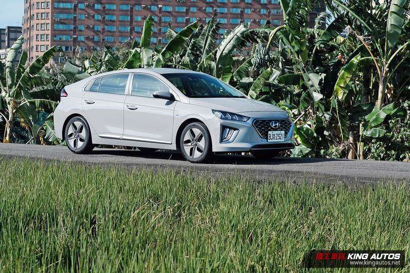 國王駕道︱既然要買油電車,何不先來感受《Hyundai Ioniq Hybrid》的滿滿誠意 國王駕道︱既然要買油電車,何不先來感受《Hyundai Ioniq Hybrid》的滿滿誠意