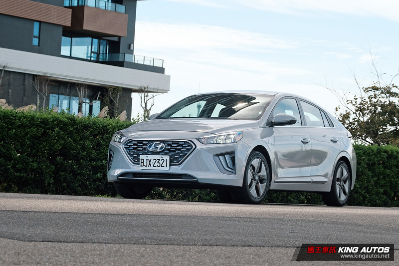 國王駕道︱既然要買油電車,何不先來感受《Hyundai Ioniq Hybrid》的滿滿誠意 國王駕道︱既然要買油電車,何不先來感受《Hyundai Ioniq Hybrid》的滿滿誠意