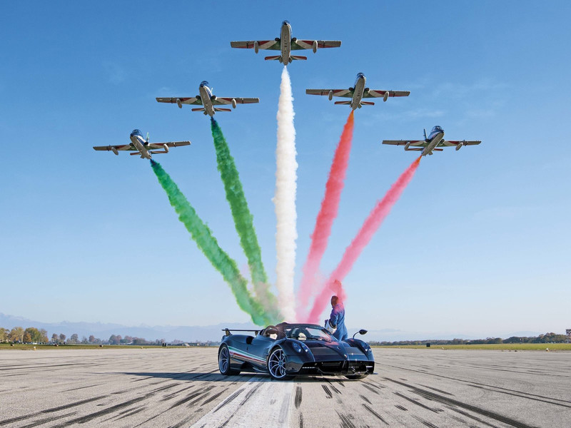 《Pagani》向 特技飛行 致敬《Huayra Tricolore 碳纖維+鈦合金車體》八字太輕別碰! 《Pagani》向 特技飛行 致敬《Huayra Tricolore 碳纖維+鈦合金車體》八字太輕別碰!