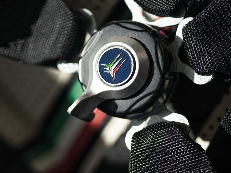 《Pagani》向 特技飛行 致敬《Huayra Tricolore 碳纖維+鈦合金車體》八字太輕別碰! 《Pagani》向 特技飛行 致敬《Huayra Tricolore 碳纖維+鈦合金車體》八字太輕別碰!