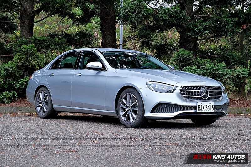 國王駕道︱主管級豪華座駕之選《BMW 520i M Sport》或《M-Benz E 200 Luxury》外型空間篇 國王駕道︱主管級豪華座駕之選《BMW 520i M Sport》或《M-Benz E 200 Luxury》外型空間篇