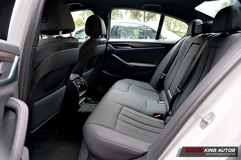 國王駕道︱主管級豪華座駕之選《BMW 520i M Sport》或《M-Benz E 200 Luxury》外型空間篇 國王駕道︱主管級豪華座駕之選《BMW 520i M Sport》或《M-Benz E 200 Luxury》外型空間篇