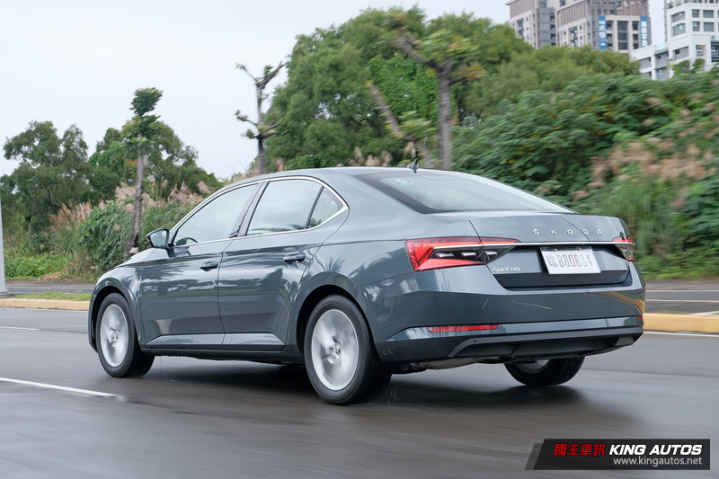 國王駕道︱入門不失豪氣《Škoda Superb 1.5 TSI》讓人重溫房車的美好 國王駕道︱入門不失豪氣《Škoda Superb 1.5 TSI》讓人重溫房車的美好