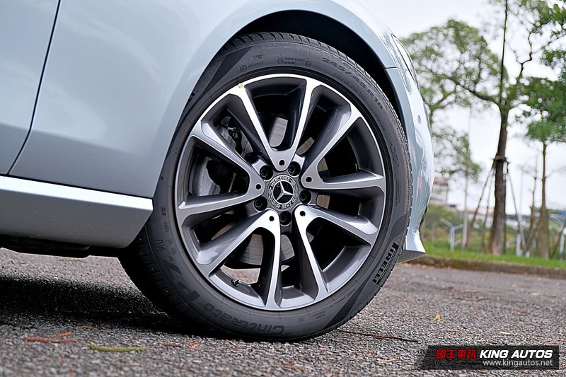 國王駕道︱主管級豪華座駕之選《BMW 520i M Sport》或《M-Benz E 200 Luxury》外型空間篇 國王駕道︱主管級豪華座駕之選《BMW 520i M Sport》或《M-Benz E 200 Luxury》外型空間篇