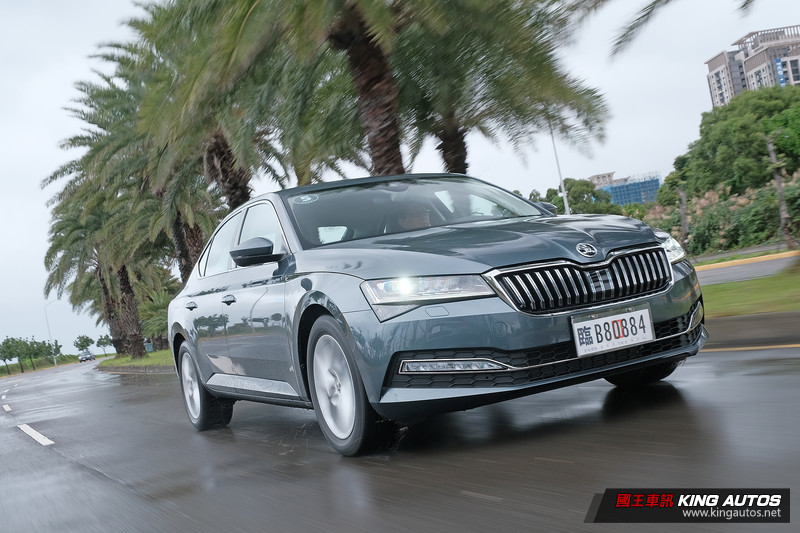 國王駕道︱入門不失豪氣《Škoda Superb 1.5 TSI》讓人重溫房車的美好 國王駕道︱入門不失豪氣《Škoda Superb 1.5 TSI》讓人重溫房車的美好
