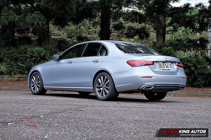 國王駕道︱主管級豪華座駕之選《BMW 520i M Sport》或《M-Benz E 200 Luxury》外型空間篇 國王駕道︱主管級豪華座駕之選《BMW 520i M Sport》或《M-Benz E 200 Luxury》外型空間篇