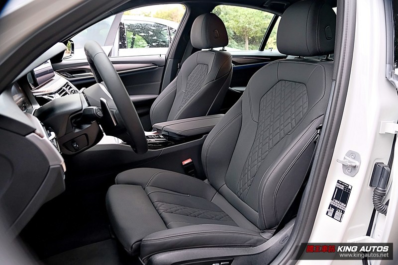 國王駕道︱主管級豪華座駕之選《BMW 520i M Sport》或《M-Benz E 200 Luxury》外型空間篇 國王駕道︱主管級豪華座駕之選《BMW 520i M Sport》或《M-Benz E 200 Luxury》外型空間篇
