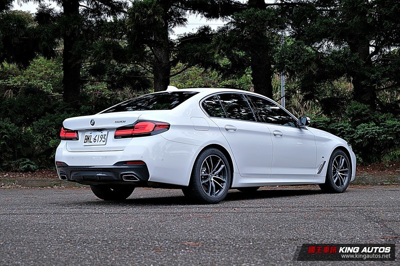 國王駕道︱主管級豪華座駕之選《BMW 520i M Sport》或《M-Benz E 200 Luxury》外型空間篇 國王駕道︱主管級豪華座駕之選《BMW 520i M Sport》或《M-Benz E 200 Luxury》外型空間篇