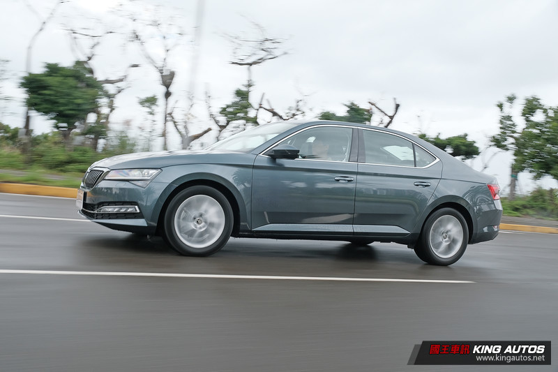 國王駕道︱入門不失豪氣《Škoda Superb 1.5 TSI》讓人重溫房車的美好 國王駕道︱入門不失豪氣《Škoda Superb 1.5 TSI》讓人重溫房車的美好