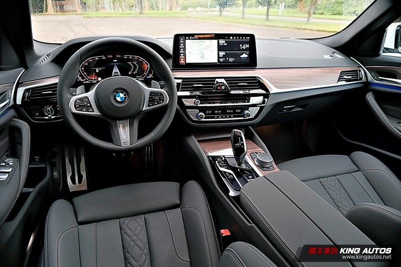 國王駕道︱主管級豪華座駕之選《BMW 520i M Sport》或《M-Benz E 200 Luxury》外型空間篇 國王駕道︱主管級豪華座駕之選《BMW 520i M Sport》或《M-Benz E 200 Luxury》外型空間篇