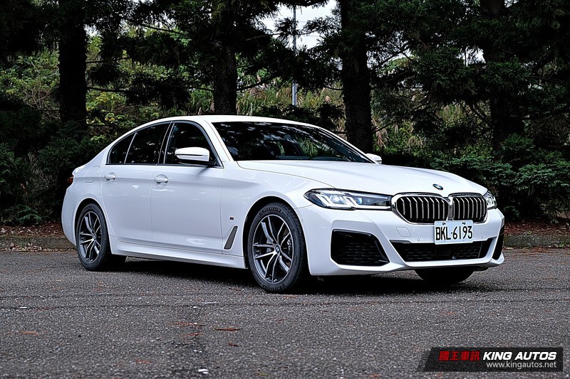 國王駕道︱主管級豪華座駕之選《BMW 520i M Sport》或《M-Benz E 200 Luxury》外型空間篇 國王駕道︱主管級豪華座駕之選《BMW 520i M Sport》或《M-Benz E 200 Luxury》外型空間篇