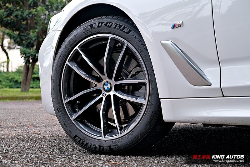 國王駕道︱主管級豪華座駕之選《BMW 520i M Sport》或《M-Benz E 200 Luxury》外型空間篇 國王駕道︱主管級豪華座駕之選《BMW 520i M Sport》或《M-Benz E 200 Luxury》外型空間篇