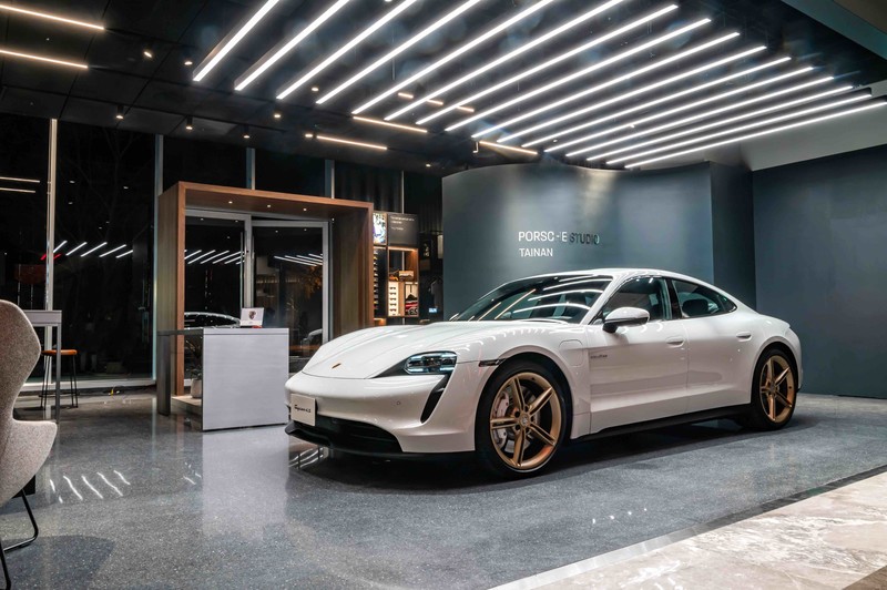 透過雲端喝到日本冠軍咖啡!《Porsche》台南都會概念店開幕 居然有吧台和更衣室 透過雲端喝到日本冠軍咖啡!《Porsche》台南都會概念店開幕 居然有吧台和更衣室